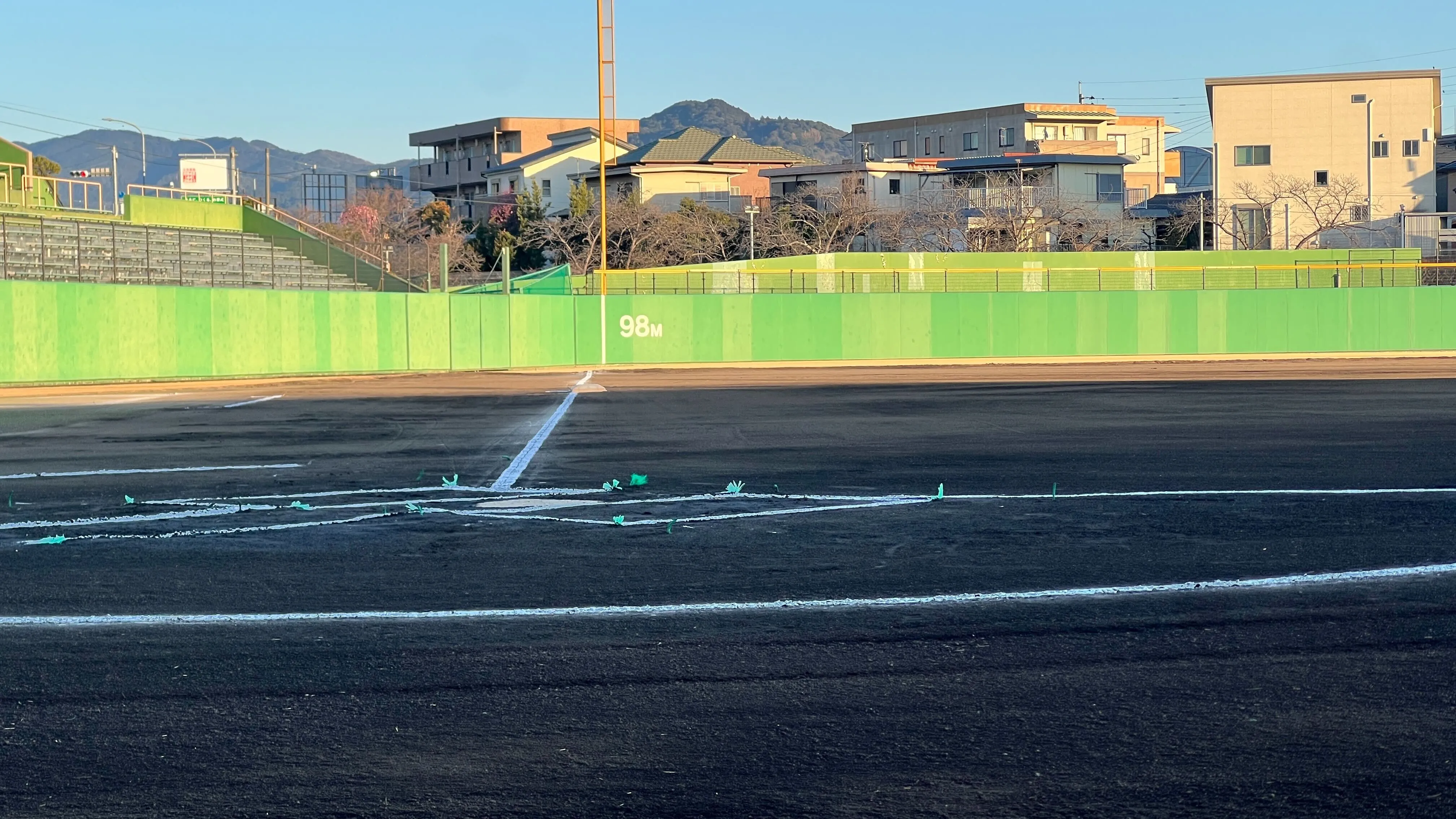 試合を支える審判とスタッフ